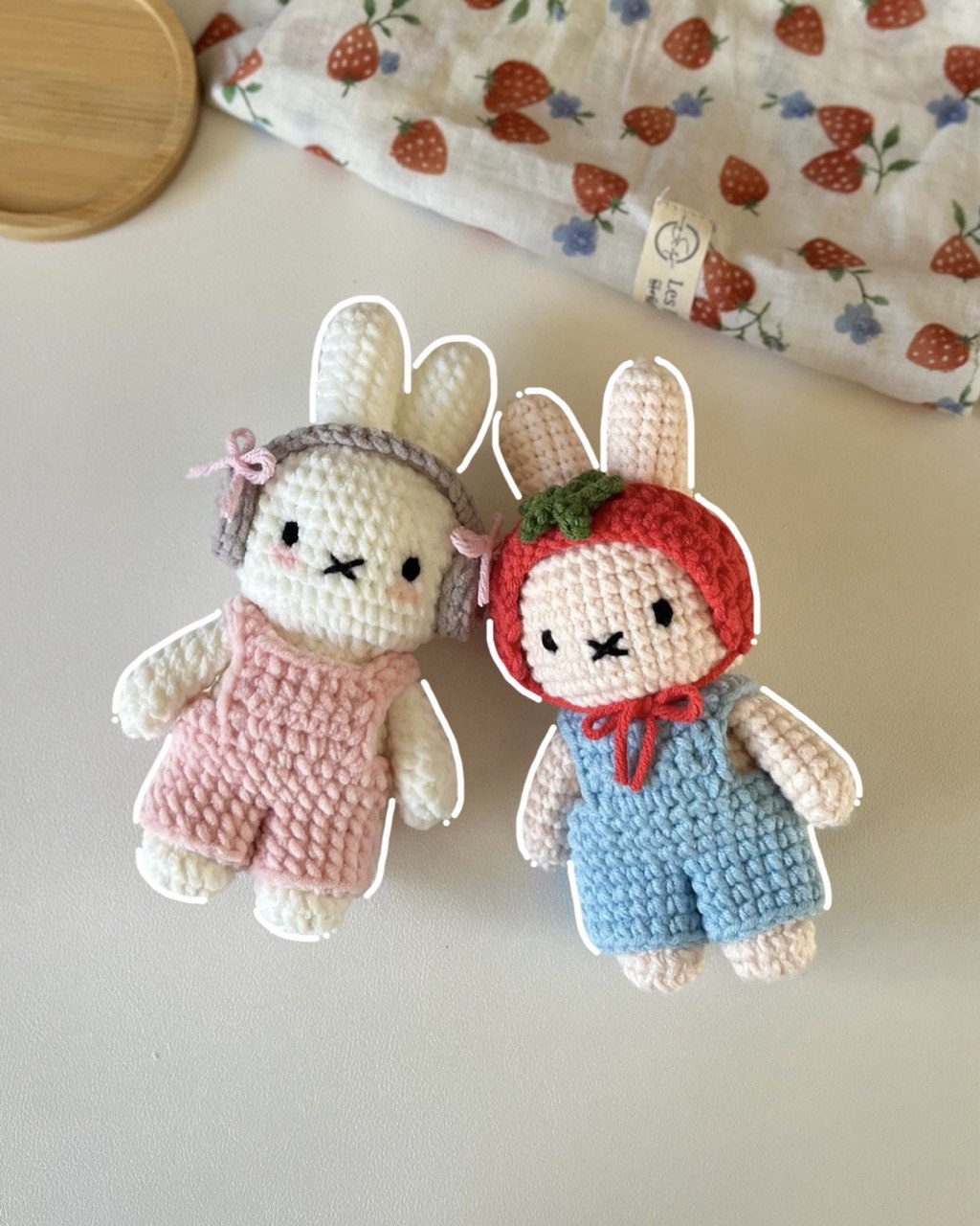 crochet pic of 2 bunnies